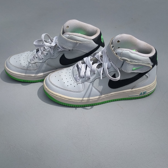 Nikes - Picture 2 of 7